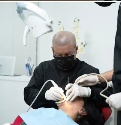 Dr. Rodrigo atendiendo a un paciente en Dental Universidad